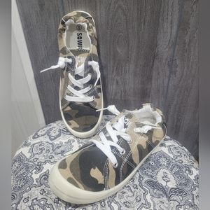 NWT Sowift Women's Camoflauge Sneakers Size 6